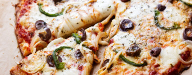 LCHF karfiolová pizza s paprikou a olivami